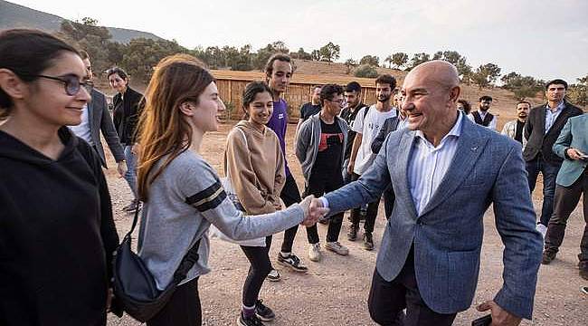 Başkan Soyer "Gençler Suyu Konuşuyor" temalı gençlik kampını ziyaret etti 