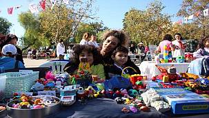 Çocuk ikinci el pazarında oyuncaklar kapışıldı 