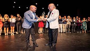 Erten: "Tunç Soyer tiyatro tarihine yeni bir sayfa ekledi" 