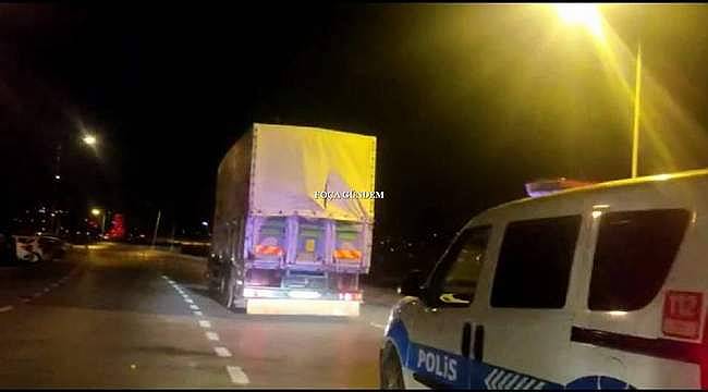 Foça'da kamyon kasasında 108 kaçak göçmen yakalandı 