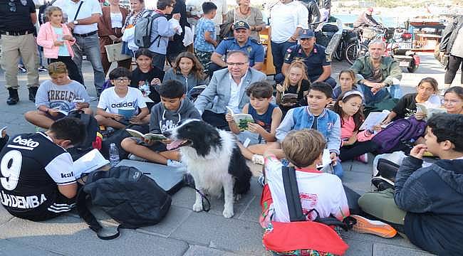 Foça'da "Köpeklerle Kitap Okuma Etkinliği" düzenlendi