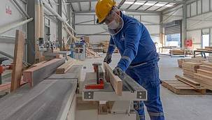 Büyükşehir'in Kent Mobilyaları Fabrikası üretimini sürdürüyor