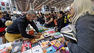 İZKİTAP kitapseverlerin üç yıllık özlemini giderdi 