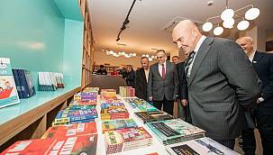 İzmir kitaba "dört" elle sarılıyor