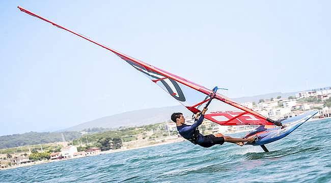EMR Windsurf Sailing Club, Türkiye Şampiyonası'nda rüzgar gibi esti 