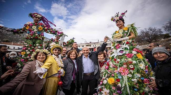 Başkan Soyer 5. Karaburun Nergis Festivali'nde konuştu: "Baharın da siyasetin de yalancısına inanmayın" 