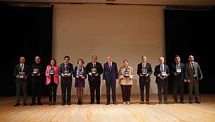 Ege Üniversitesinde 2022 yılının en iyileri ödüllendirildi 