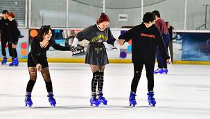 İzmir'de karneyi alan buz pistine koştu 