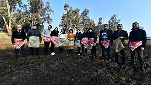 İzmir'de Yaşar Üniversitesi öğrencileri karakılçık ekiminde 