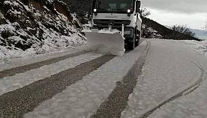 İzmir'in yüksek kesimlerinde karla mücadele başladı 