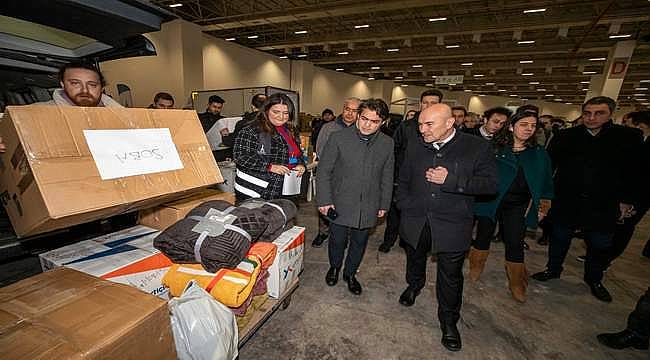 Başkan Soyer yardımların toplandığı Fuar İzmir'i ziyaret etti 