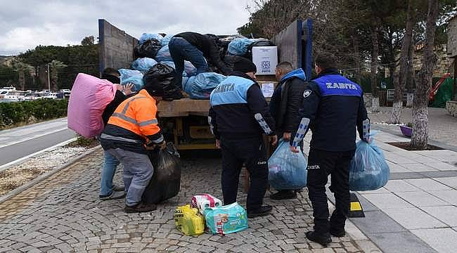 FOÇA'DA DEPREM BÖLGESİ İÇİN YARDIMLAR TOPLANDI 