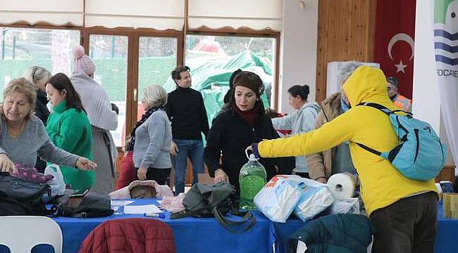 Foça Depremzedelere Yardım İçin Kenetlendi 