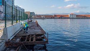 Konak'taki çürüyen seyir terasları sökülüyor 