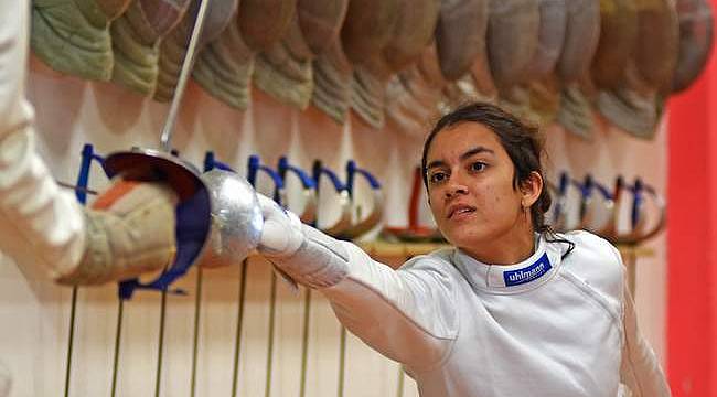 17 yaşındaki eskrim sporcusu Lina Elmiladi başarıya doymuyor