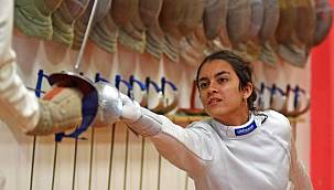 17 yaşındaki eskrim sporcusu Lina Elmiladi başarıya doymuyor