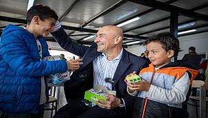 Başkan Soyer Özdere'de depremzedelerin kullanımına sunulan tesisi ziyaret etti: "Tek dileğimiz dertlere derman olmak"