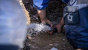 Deprem bölgesine su sağlamak için kesintisiz mesai 