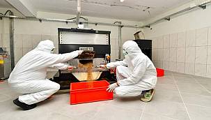 İzmir Büyükşehir Belediyesi can dostlar için mama üretimine başladı 