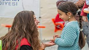 İzmir Büyükşehir ekipleri, Hatay'da depremzede kadın ve çocukların yanında 