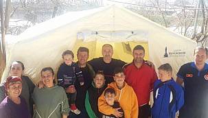 İzmir'in itfaiye personeli depremde evi yıkılan askerlik arkadaşının yardımına koştu 