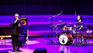 Mazlum Çimen ve Anadorian İzmir'de sahne aldı