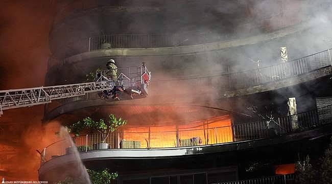 Alevler arasındaki 10 kişi İzmir İtfaiyesi tarafından kurtarıldı 