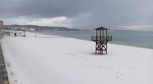 Çeşme'de karla karışık dolu yağışı hayatı olumsuz etkiledi 