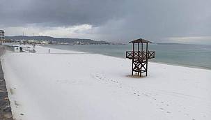 Çeşme'de karla karışık dolu yağışı hayatı olumsuz etkiledi 