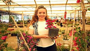 Karşıyaka'da Geleneksel Çiçek Festivali Başladı 