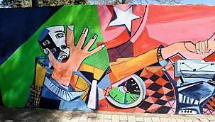 Meksikalı Roberto depremdeki izlenimlerini Karşıyaka'da resmetti