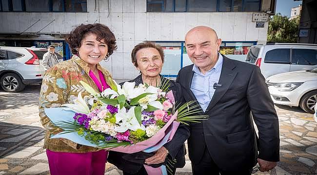 Başkan Soyer sandıkta annesine eşlik etti 