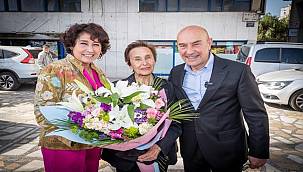 Başkan Soyer sandıkta annesine eşlik etti 