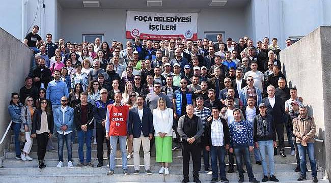 Foça Belediye Başkanı ve Belediye Çalışanları 1 Mayıs'ı Kutladı