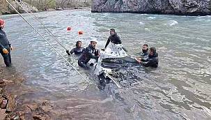 İzmir'den giden dalgıçlar Munzur Çayı'nda kaybolan 3 kişiyi arıyor
