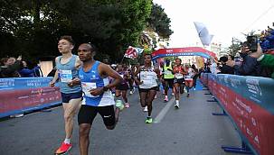 Maraton İzmir 100'üncü yıl onuruna koşuldu 
