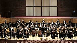 Cem Adrian ve Olsen Flarmoni EGİAD için sahnede 