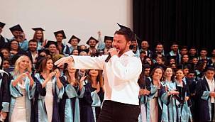 Egeli İletişimciler mezuniyet coşkusunu Sinan Akçıl'la yaşadı