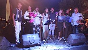 Foça'da barış rüzgarları: İki dilden bir ağızdan şarkılar söylendi 