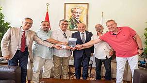 İzmirli gazeteciler anılarını bir kitapta topladı: "Nerede Haber Orada Biz"