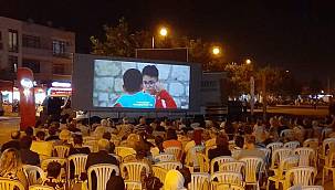 Açık havada sinema keyfi büyük ilgi görüyor 