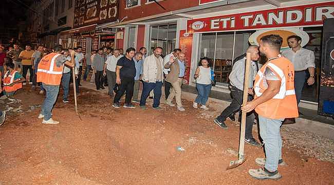 Başkan Soyer, Kemeraltı'ndaki gece çalışmalarını inceledi 