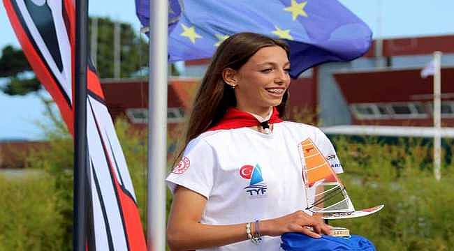 İzmirli Parla sörfte tarih yazdı: Hem Dünya hem Avrupa Şampiyonu 
