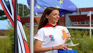 İzmirli Parla sörfte tarih yazdı: Hem Dünya hem Avrupa Şampiyonu 