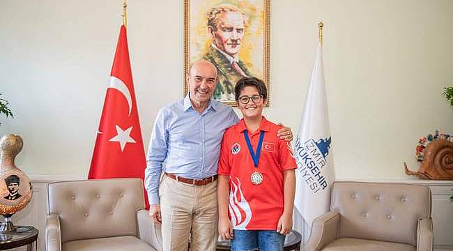 İzmirli satranç şampiyonu Başkan Soyer'i ziyaret etti