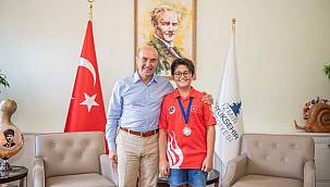 İzmirli satranç şampiyonu Başkan Soyer'i ziyaret etti