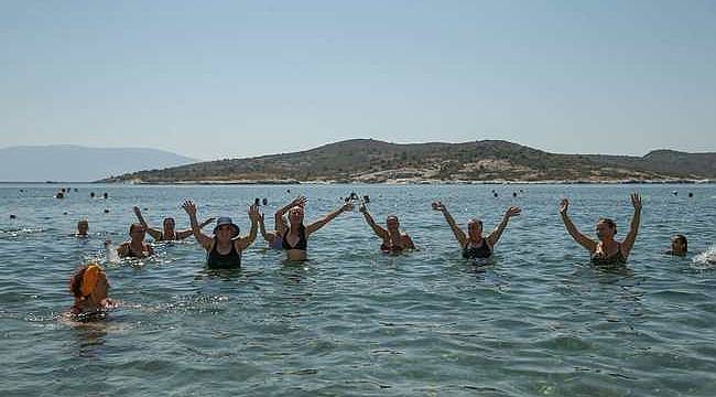 Konaklı kadınlar Foça'da denizle buluşuyor