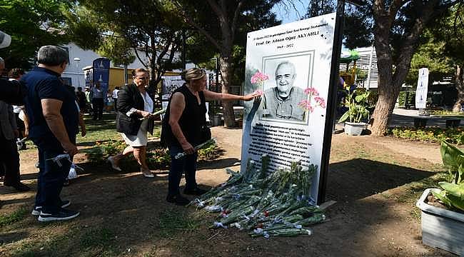 Merhum Akyarlı İzmir Kent Konseyi Parkı'nda anıldı 