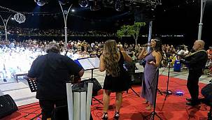 Yenifoça'da Grup Elia ile halay ve sirtaki