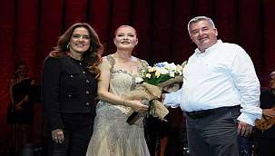 Çeşme ve Alaçatı'da Kurtuluş Coşkusu Candan Erçetin ve Tan Taşçı ile zirveye çıktı 